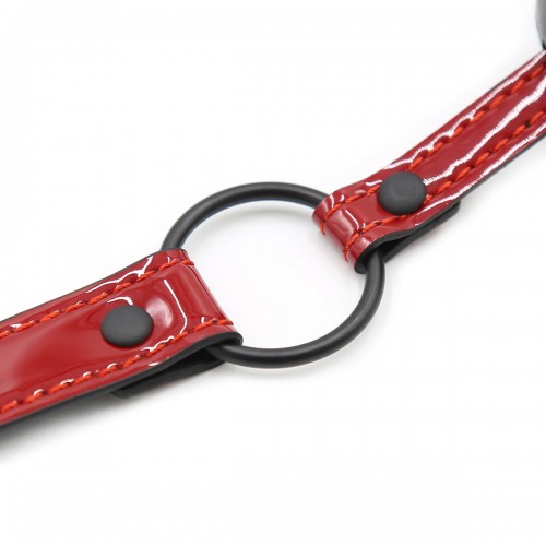 Дышащий кляп-шар на красном лаковом ремешке