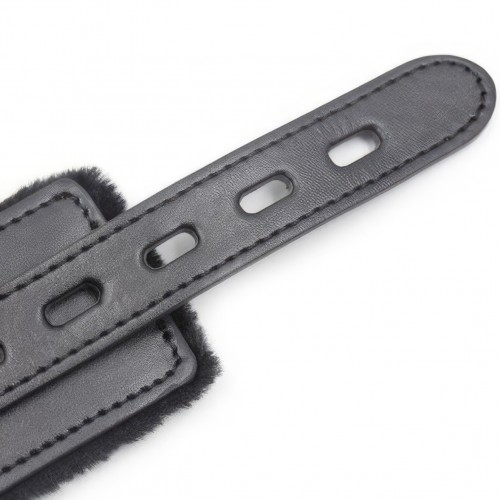 Чёрный ошейник с искусственным мехом на поводке Чёрный ошейник с искусственным мехом на поводке