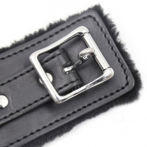 Чёрный ошейник с искусственным мехом на поводке Чёрный ошейник с искусственным мехом на поводке