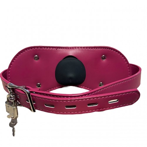 Силиконовый кляп-фаллос на малиновом ремне с замочком Силиконовый кляп-фаллос на малиновом ремне с замочком