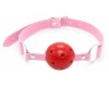 Красный кляп-шар на розовом ремешке