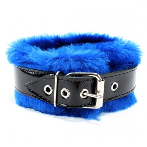Ошейник из лакированной кожи с синим мехом и поводком Ошейник из лакированной кожи с синим мехом и поводком