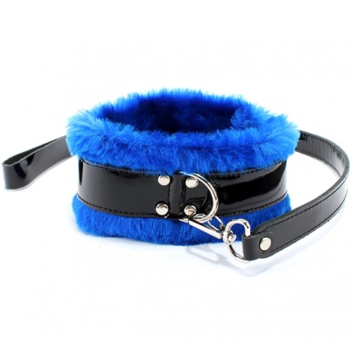 Ошейник из лакированной кожи с синим мехом и поводком Ошейник из лакированной кожи с синим мехом и поводком